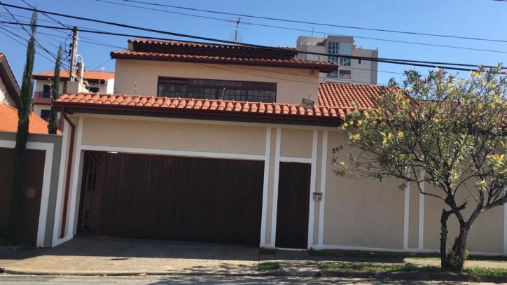 Sobrado à venda com 6 quartos, 335m² - Foto 1