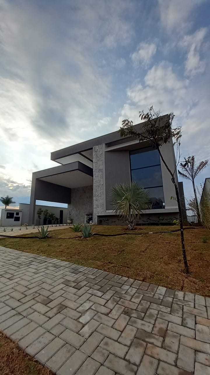 Casa à venda com 3 quartos, 255m² - Foto 1