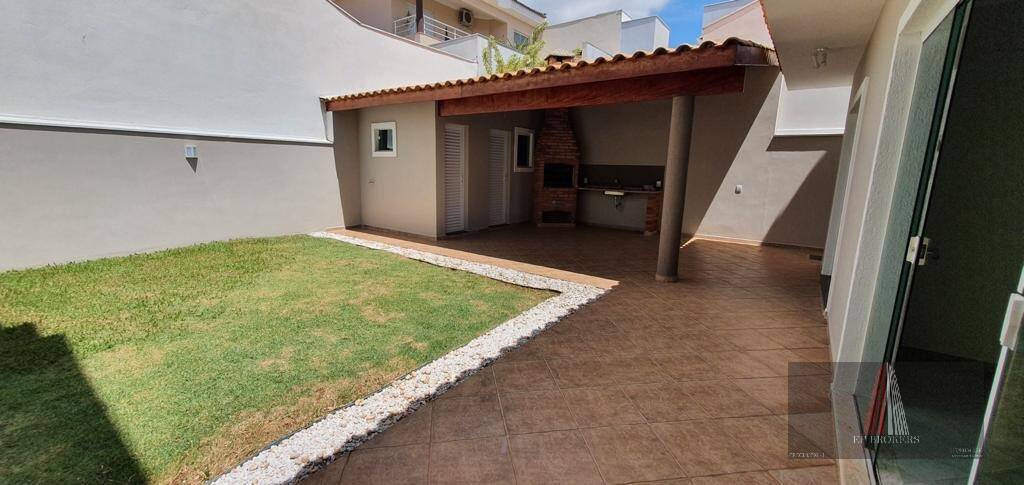 Casa de Condomínio à venda com 3 quartos, 224m² - Foto 2