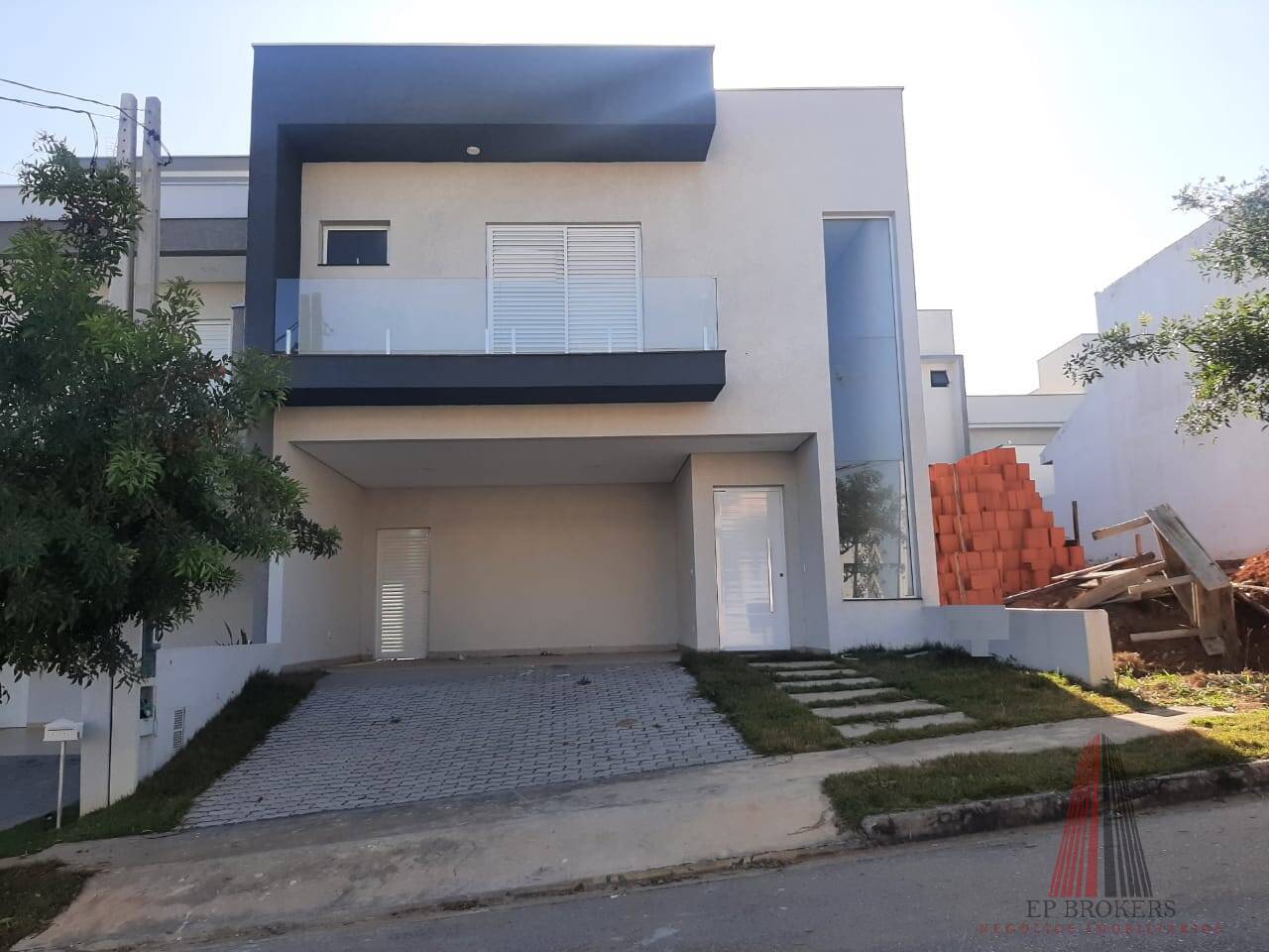 Casa à venda com 3 quartos, 183m² - Foto 1