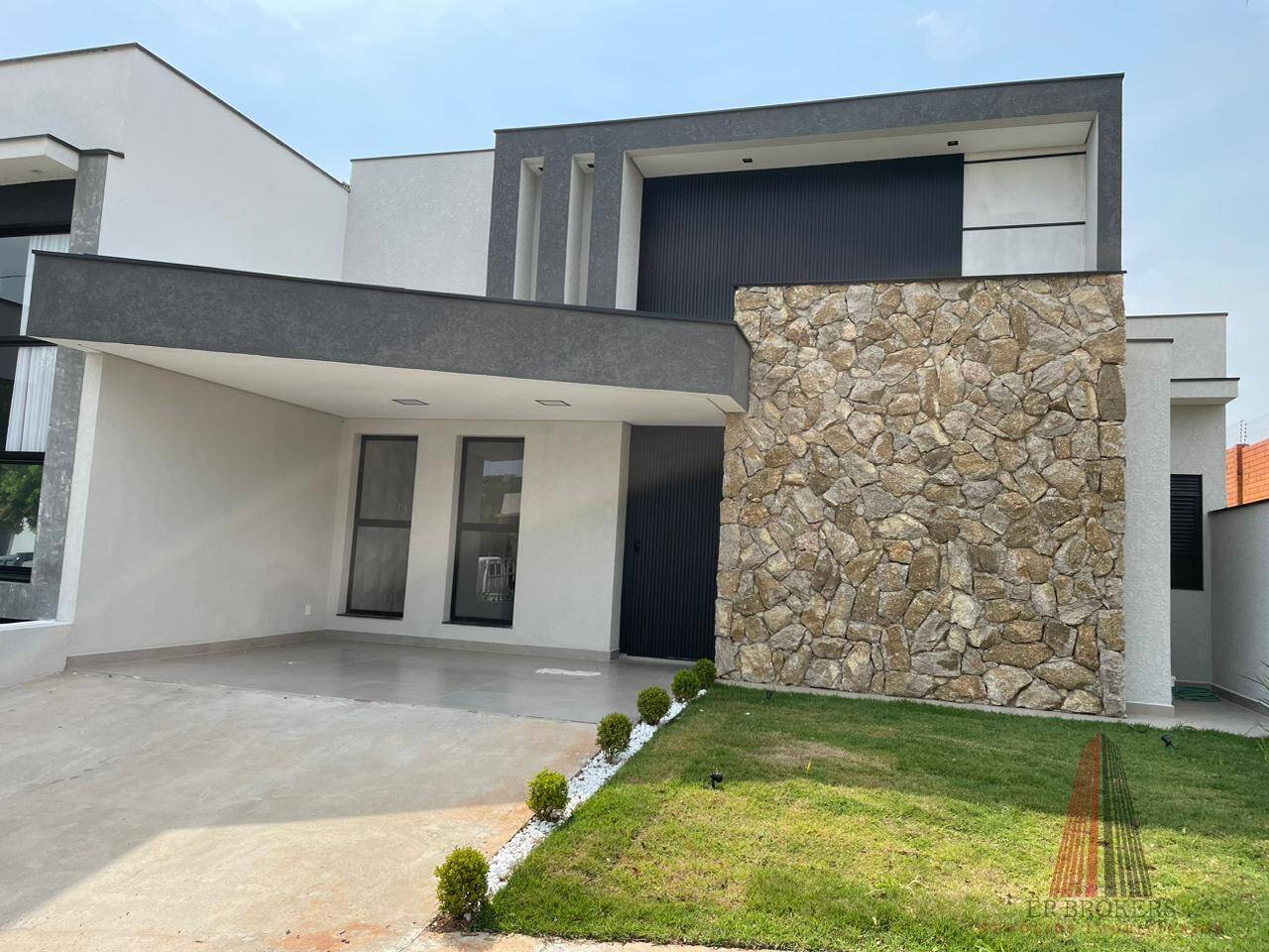 Casa à venda com 3 quartos, 111m² - Foto 1