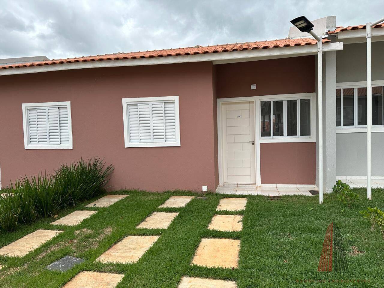 Casa à venda com 2 quartos, 55m² - Foto 1